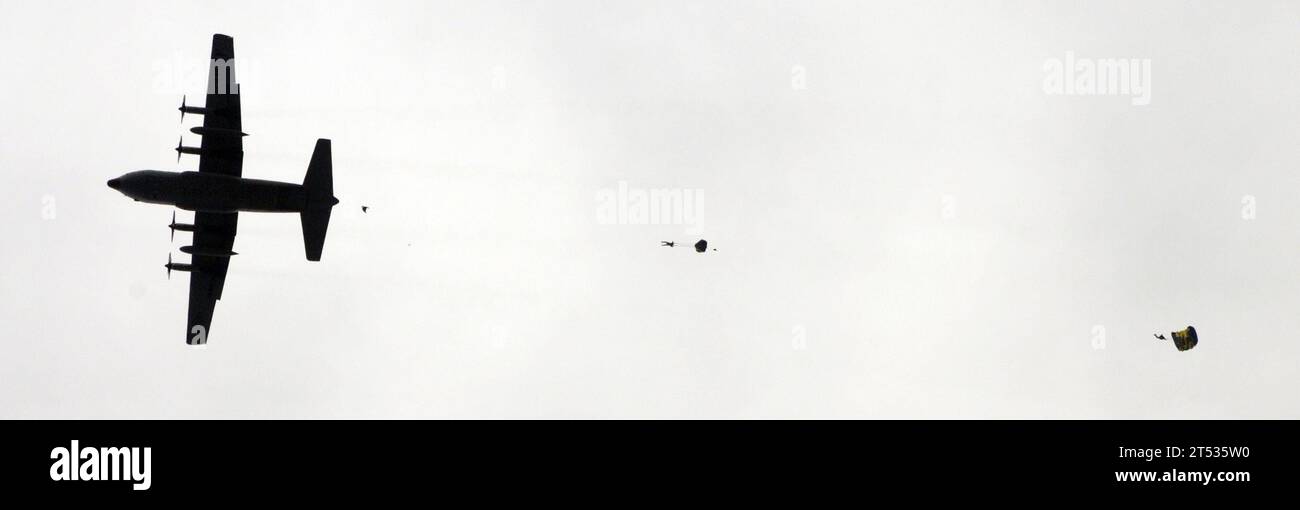 1008105366k-032 CHICAGO (10 août 2010) les membres de l'équipe de parachutistes de démonstration de l'US Navy, les Leap Frogs, quittent un avion C-130 Hercules de la garde nationale de l'Air du Missouri à environ 3 300 pieds au-dessus de U.S. Cellular Field, domicile des Chicago White Sox. L'équipe a effectué un saut d'entraînement sur le terrain pour préparer sa performance en soirée dans le cadre de la Chicago Navy week. Chicago Navy week est l'une des 20 semaines de la Marine prévues à travers l'Amérique pour 2010. Navy Weeks sont conçues pour montrer aux Américains l'investissement qu'ils ont fait dans leur marine et accroître la sensibilisation dans les villes qui n'ont pas une présence marine significative Banque D'Images 1008105366k-032 CHICAGO (10 août 2010) les membres de l'équipe de parachutistes de démonstration de l'US Navy, les Leap Frogs, quittent un avion C-130 Hercules de la garde nationale de l'Air du Missouri à environ 3 300 pieds au-dessus de U.S. Cellular Field, domicile des Chicago White Sox. L'équipe a effectué un saut d'entraînement sur le terrain pour préparer sa performance en soirée dans le cadre de la Chicago Navy week. Chicago Navy week est l'une des 20 semaines de la Marine prévues à travers l'Amérique pour 2010. Navy Weeks sont conçues pour montrer aux Américains l'investissement qu'ils ont fait dans leur marine et accroître la sensibilisation dans les villes qui n'ont pas une présence marine significative Banque D'Images