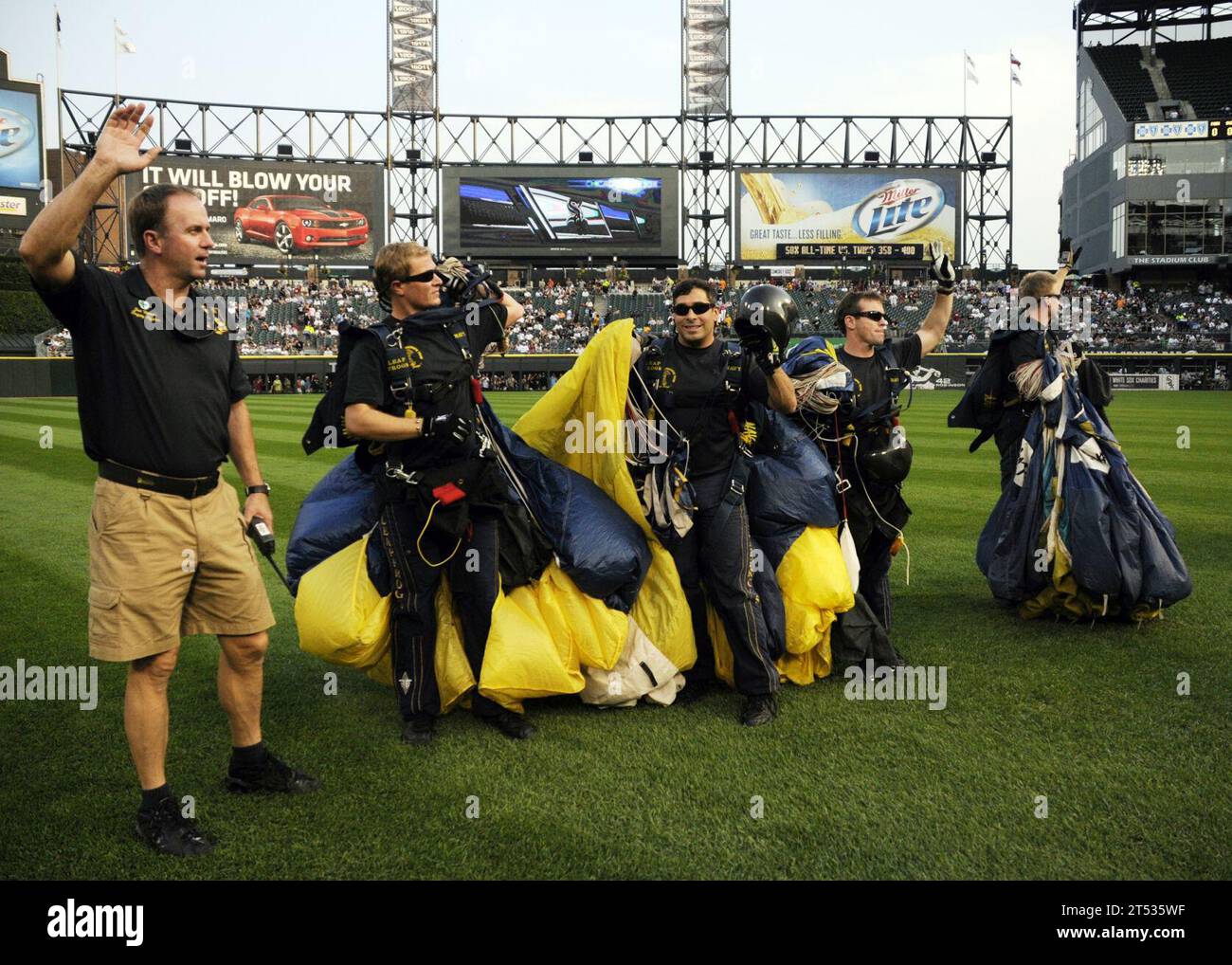 1008105366k-254 CHICAGO (10 août 2010) les membres de l'équipe de démonstration de parachutistes de l'US Navy, les Leap Frogs, saluent les spectateurs après avoir parachuté lors de la cérémonie d'ouverture d'un match de baseball des White Sox de Chicago au U.S. Cellular Field pendant la Chicago Navy week. Chicago Navy week est l'une des 20 semaines de la Marine prévues à travers l'Amérique pour 2010. Les Navy Weeks sont conçues pour montrer aux Américains l'investissement qu'ils ont fait dans leur marine et sensibiliser les villes qui n'ont pas une présence significative de la marine. Banque D'Images 1008105366k-254 CHICAGO (10 août 2010) les membres de l'équipe de démonstration de parachutistes de l'US Navy, les Leap Frogs, saluent les spectateurs après avoir parachuté lors de la cérémonie d'ouverture d'un match de baseball des White Sox de Chicago au U.S. Cellular Field pendant la Chicago Navy week. Chicago Navy week est l'une des 20 semaines de la Marine prévues à travers l'Amérique pour 2010. Les Navy Weeks sont conçues pour montrer aux Américains l'investissement qu'ils ont fait dans leur marine et sensibiliser les villes qui n'ont pas une présence significative de la marine. Banque D'Images