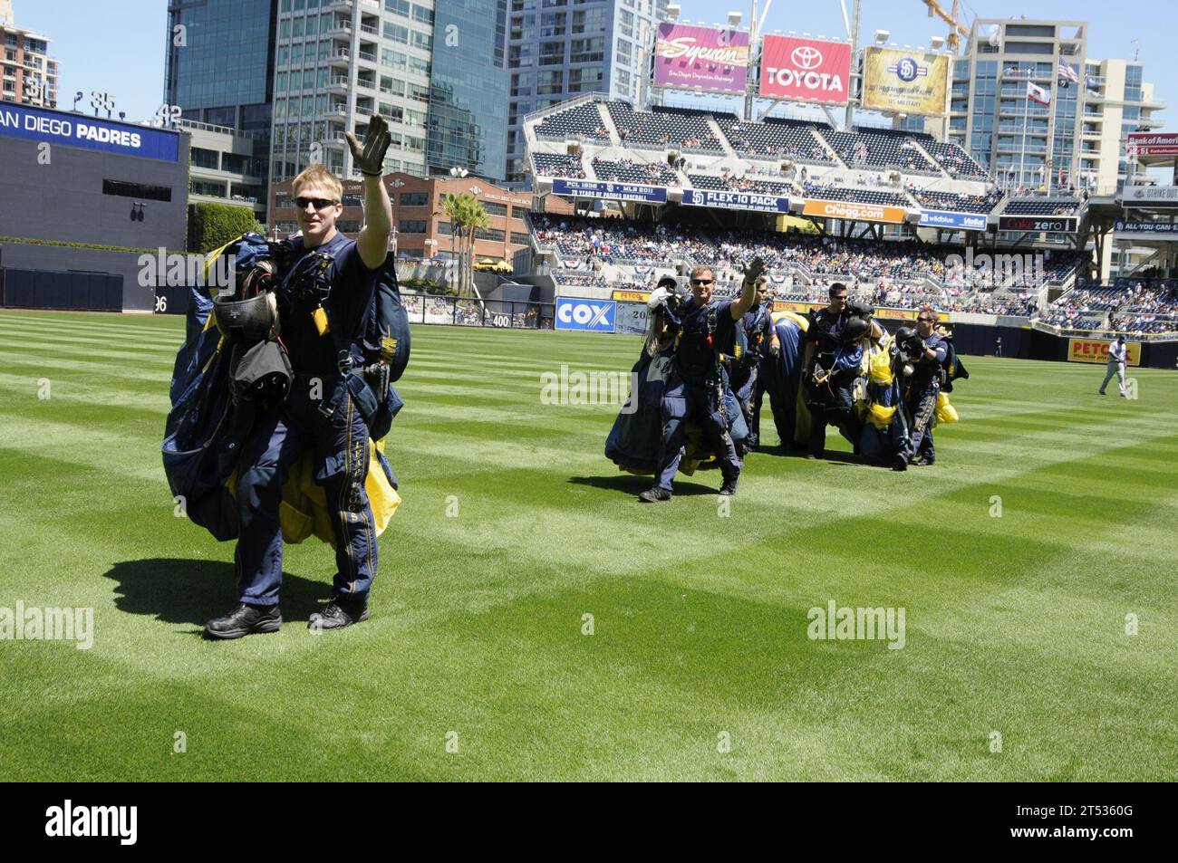 110410OU681-054 SAN DIEGO (10 avril 2011) les membres de l'équipe de démonstration de parachutistes de l'US Navy, les Leap Frogs, saluent les spectateurs alors qu'ils quittent le terrain après avoir parachuté dans Petco Park, domicile de l'équipe de baseball des San Diego Padres. Les Leap Frogs ont joué lors de la cérémonie d'ouverture d'un match de baseball lors d'un événement de la Journée d'appréciation militaire. Banque D'Images 110410OU681-054 SAN DIEGO (10 avril 2011) les membres de l'équipe de démonstration de parachutistes de l'US Navy, les Leap Frogs, saluent les spectateurs alors qu'ils quittent le terrain après avoir parachuté dans Petco Park, domicile de l'équipe de baseball des San Diego Padres. Les Leap Frogs ont joué lors de la cérémonie d'ouverture d'un match de baseball lors d'un événement de la Journée d'appréciation militaire. Banque D'Images