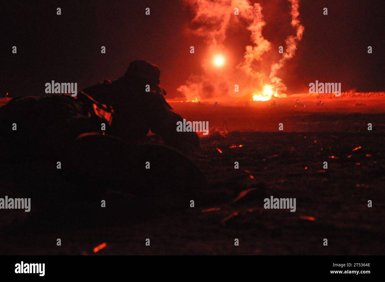 0912037303M-097 SAN CLEMENTE ISLAND, Californie (03 décembre 2009) Un étudiant de la troisième phase de la formation de base SUR la démolition sous-marine / SEAL tire son fusil vers le bas de champ au cours d'un exercice de tir réel de nuit. La troisième phase de la formation BUD/S est axée sur la guerre terrestre et comprend une formation au pistolet, au fusil, aux démolitions et aux mouvements tactiques. Banque D'Images