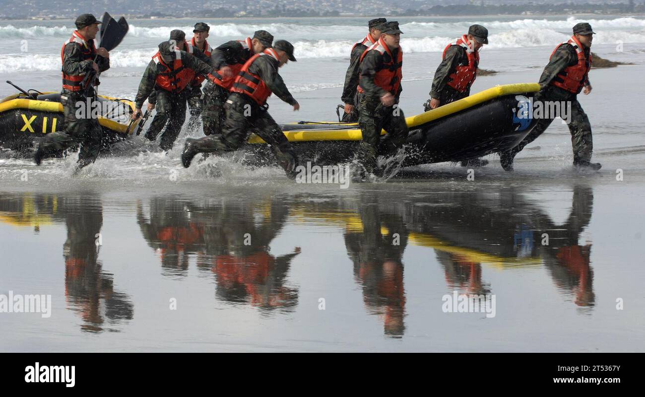 0701295169H-312 CORONADO, Californie (29 janvier 2007) - les étudiants de démolition sous-marine de base / SEAL (BUD/S) se précipitent pour amener leurs bateaux gonflables à la ligne d'arrivée lors d'une évolution de passage de surf pendant la semaine de l'enfer au Naval Special Warfare Center. Les étudiants BUD / S doivent endurer 27 semaines de formation intense afin d'obtenir leur diplôme du programme, suivies de six mois de formation de qualification SEAL (SQT) avant de pouvoir porter le trident d'un SEAL DE la marine américaine. US Navy Banque D'Images