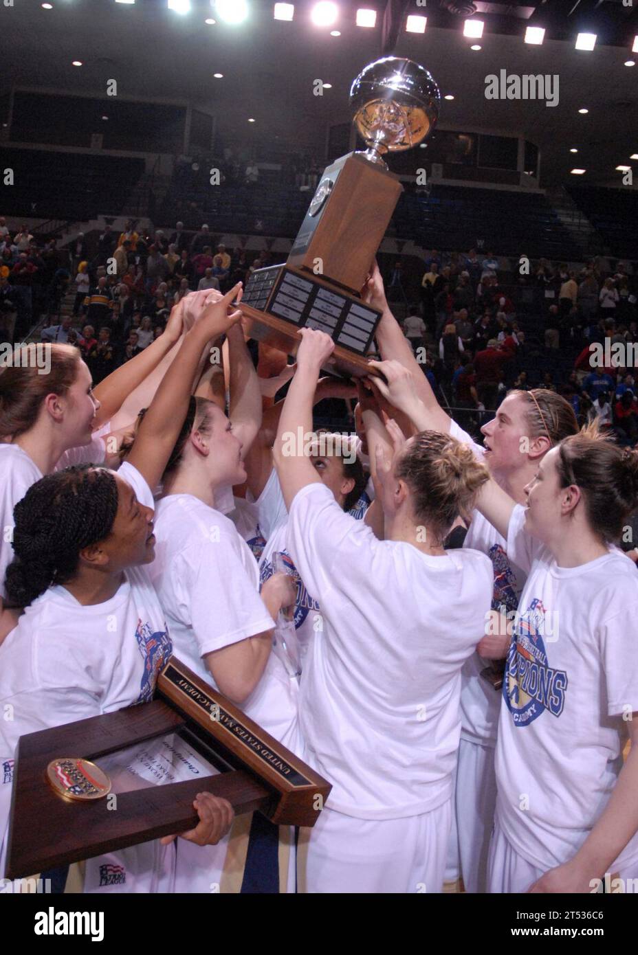 110312OA833-005 ANNAPOLIS, Maryland (12 mars 2011) l'équipe féminine de basket-ball de l'U.S. Naval Academy hisse le trophée du tournoi de la Patriot League après avoir remporté le match de championnat. Les midshipmen battent l'American University 47-40, pour gagner une candidature dans le tournoi de la NCAA pour la première fois dans l'histoire de l'équipe féminine. Banque D'Images