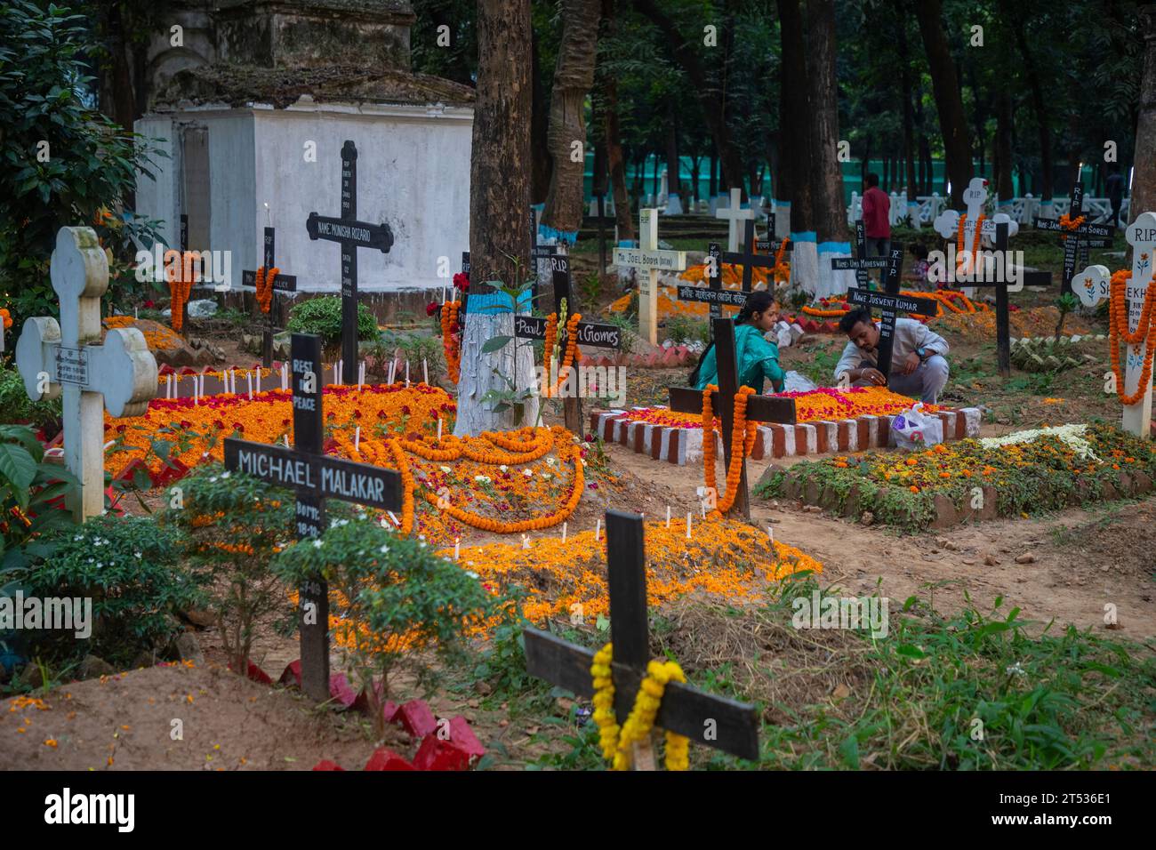 Les catholiques observent le 2 novembre comme le jour de toutes les âmes, un jour de prières pour les morts. Les photos de l'observation ont été prises au cimetière Wari de Sainte Croix Banque D'Images