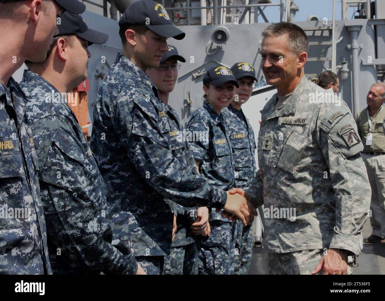 1002240808P-006 CARIBBEAN SEA (24 février 2010) le major général Daniel B. Allyn, commandant adjoint de la Force opérationnelle interarmées Haïti, accueille les marins à bord du navire amphibie USS carter Hall (LSD 50). Carter Hall participe à l’opération Unified Response après qu’un tremblement de terre de magnitude 7,0 ait causé de graves dommages à Port-a-Prince et dans les environs, en Haïti, le 12 janvier. (Marine américaine Banque D'Images