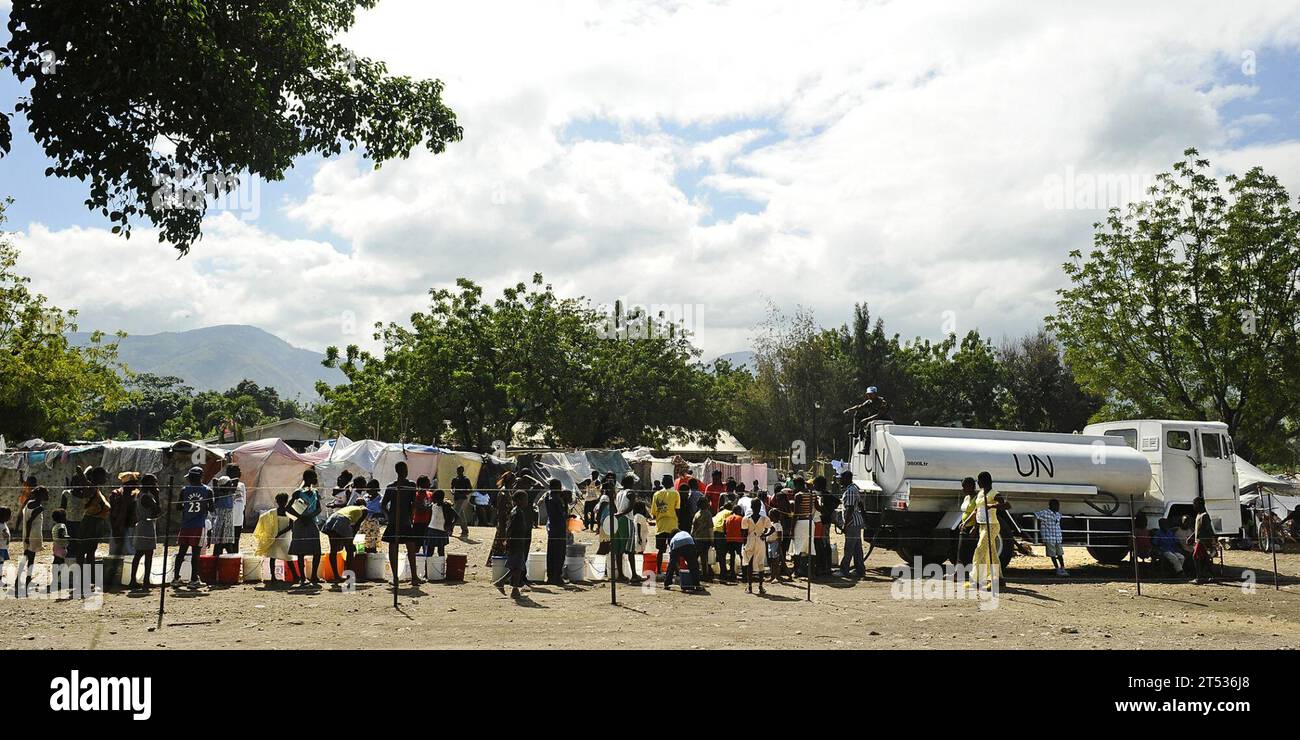 1001255345W-193 GRAND GOAVE, Haïti (25 janvier 2010) des Haïtiens déplacés font la queue pour obtenir de l'eau potable fraîche d'un camion d'eau des Nations Unies à la mission Lifeline Christian Ministries à Grand Goave, Haïti. Les marins du navire d’assaut amphibie polyvalent USS Bataan (LHD 5) et du navire amphibie de débarquement à quai USS fort McHenry (LSD 43) aident à rétablir la pleine capacité opérationnelle de la mission et fournissent un soutien médical aux citoyens locaux qui ont pris un abri temporaire dans et autour du complexe. Bataan et fort McHenry, ainsi que l'USS Gunston Hall (LSD 44) et l'USS Cart Banque D'Images