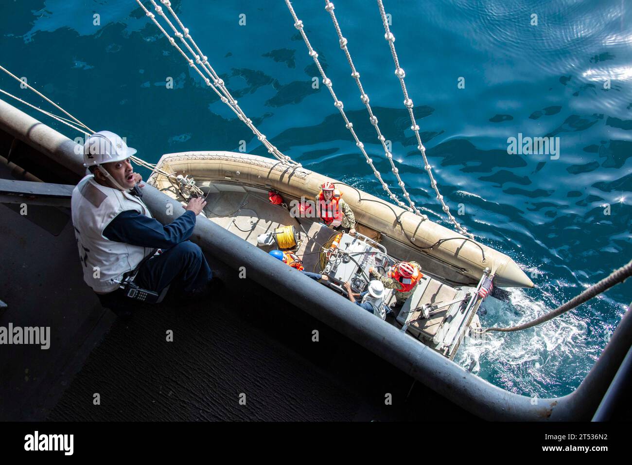 États-Unis. 27 octobre 2023. Cmdt lieutenant Mickey Louis, à gauche, de Port Arthur, au Texas, agit comme observateur pour les marins utilisant un bateau gonflable à coque rigide (RHIB) lors des opérations de petits bateaux à bord du porte-avions USS Abraham Lincoln de classe Nimitz (CVN 72). Abraham Lincoln mène actuellement des opérations de routine dans l'océan Pacifique. (Image de crédit : © U.S. Navy/ZUMA Press Wire) USAGE ÉDITORIAL SEULEMENT! Non destiné à UN USAGE commercial ! Banque D'Images