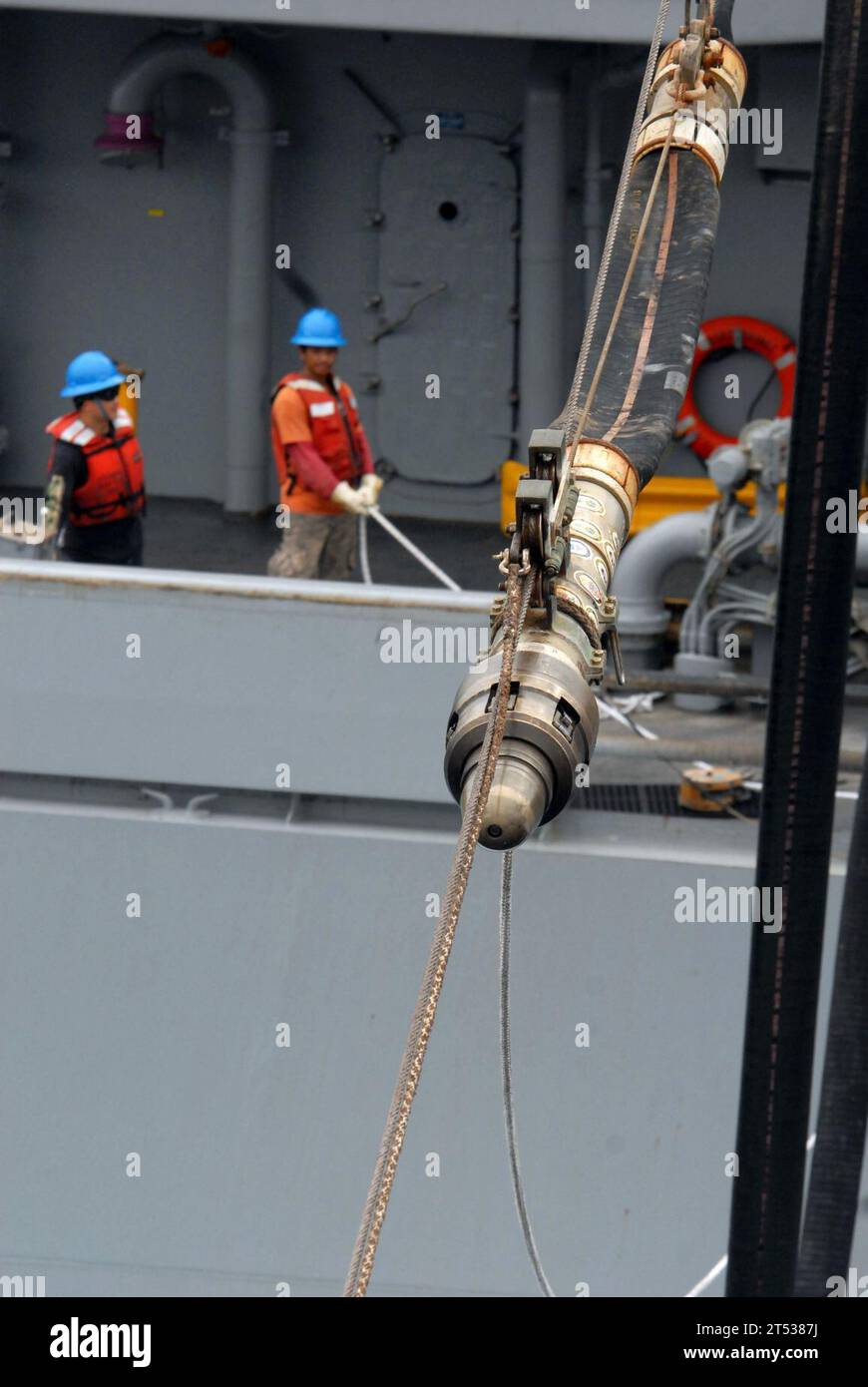 0810201635S-006 OCÉAN INDIEN (20 octobre 2008) des marins à bord du navire de soutien de combat rapide USNS Bridge (T-AOE 10) du Military Sealift Command transfèrent une conduite de carburant au croiseur de missiles guidés USS Chancellorsville (CG 62) de classe Ticonderoga tout en effectuant un réapprovisionnement en mer. Bridge participe à Malabar 2008, un exercice bilatéral entre les États-Unis et l'Inde. Banque D'Images