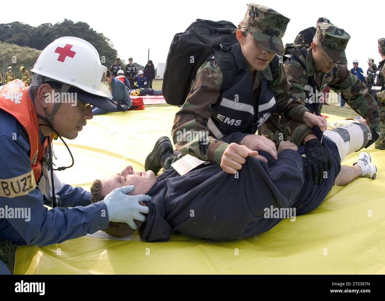 0711161251W-007 YOKOSUKA, Japon (16 novembre 2007) les cadavres de l'hôpital affectés à l'équipe d'intervention des opérations médicales spéciales de l'hôpital naval américain (USNH) Yokosuka, travaillent en tandem avec leurs homologues japonais pour traiter une victime lors d'un exercice bilatéral d'intervention contre le tremblement de terre mené par USNH Yokosuka, hôpital des Forces d'autodéfense japonaises et unité de service médical de la Force maritime d'autodéfense japonaise. L'exercice conjoint États-Unis-Japon vise à accroître les relations de travail et à permettre aux premiers intervenants de tester l'interopérabilité en cas d'incidents potentiels faisant des victimes massives. US Navy Banque D'Images