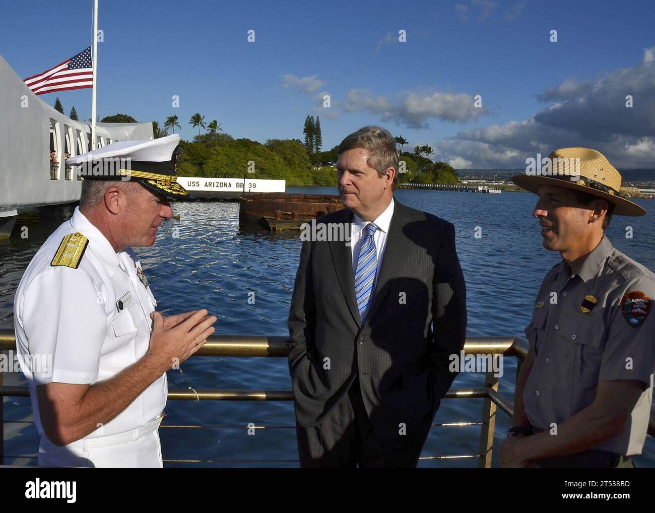 12010RI884-077 PEARL HARBOR (10 janvier 2012) le secrétaire à l'Agriculture Tom Vilsack, au centre, visite le mémorial de l'USS Arizona avec le contre-amiral Glenn Robillard, à gauche, et le surintendant du Service des parcs nationaux Paul DePrey. Vilsack était à Hawaï pour mettre en évidence les énergies renouvelables, comme l'utilisation du biodiesel par la Marine pour alimenter les bateaux d'excursion Arizona Memorial. Banque D'Images