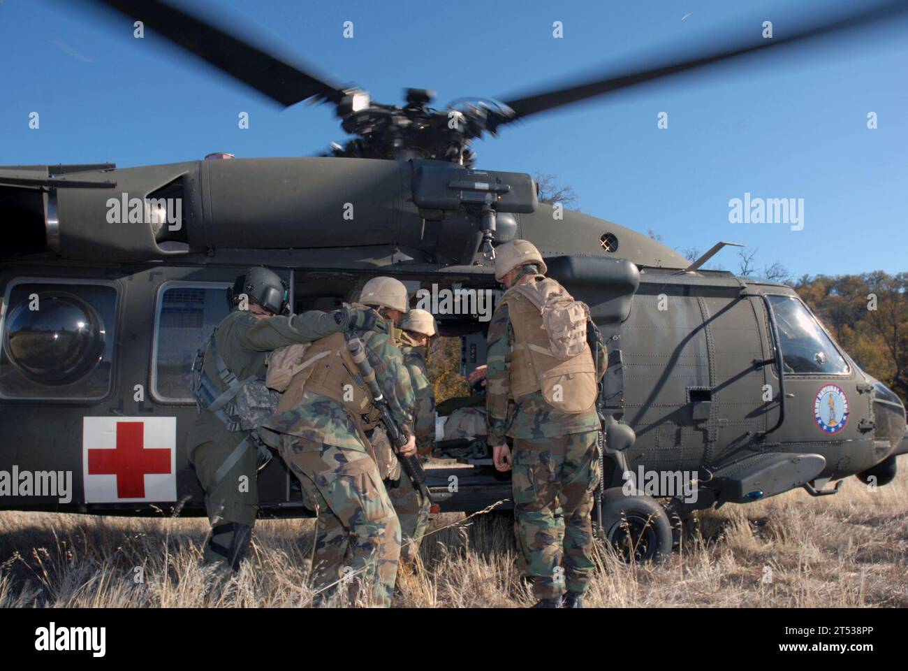 0712119623R-003 FORT HUNTER LIGGETT, Californie (11 décembre 2007) des Seabees du Naval Mobile Construction Battalion (NMCB) 17 chargent un patient dans un hélicoptère d'évacuation sanitaire UH-60 Blackhawk au cours d'un exercice d'accident de masse. Les NMCB 17, 4 et 22 participent à un exercice conjoint de trois semaines sur le terrain connu sous le nom d'opération Bearing duel. US Navy Banque D'Images