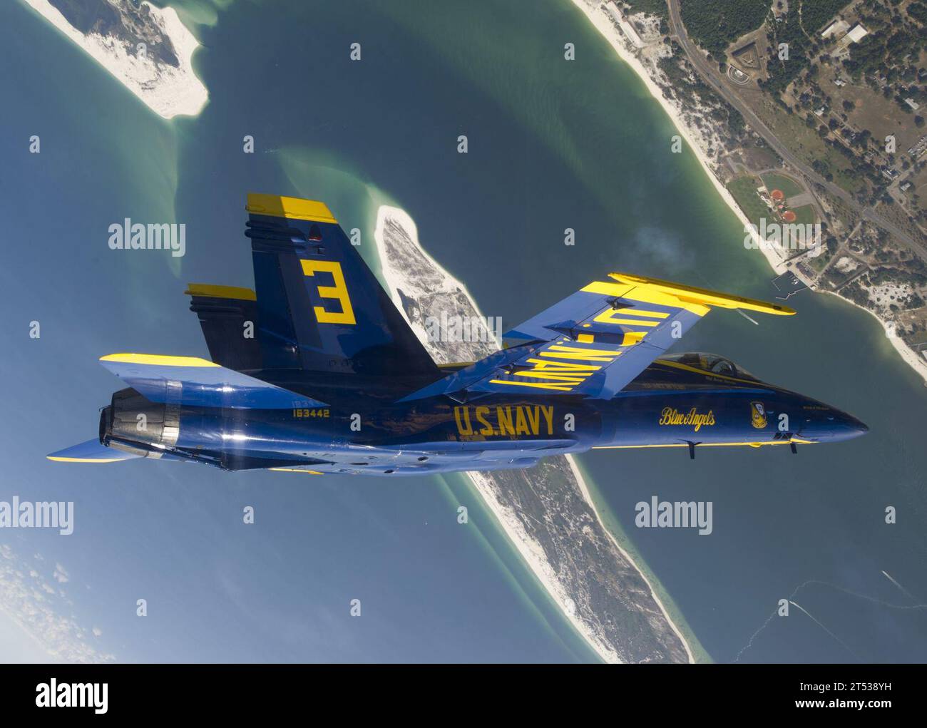110517BA418-014 PENSACOLA, Floride (17 mai 2011) le major Brent Stevens du corps des Marines des États-Unis, ailier gauche de l'escadron de démonstration de vol de l'US Navy 2011, les Blue Angels, effectue une manœuvre en boucle au-dessus de la base aérienne navale (NAS) de Pensacola lors d'un vol d'entraînement. L'escadron s'entraîne généralement au-dessus de NAS Pensacola le mardi et le mercredi matin tout au long de la saison des spectacles aériens. Banque D'Images