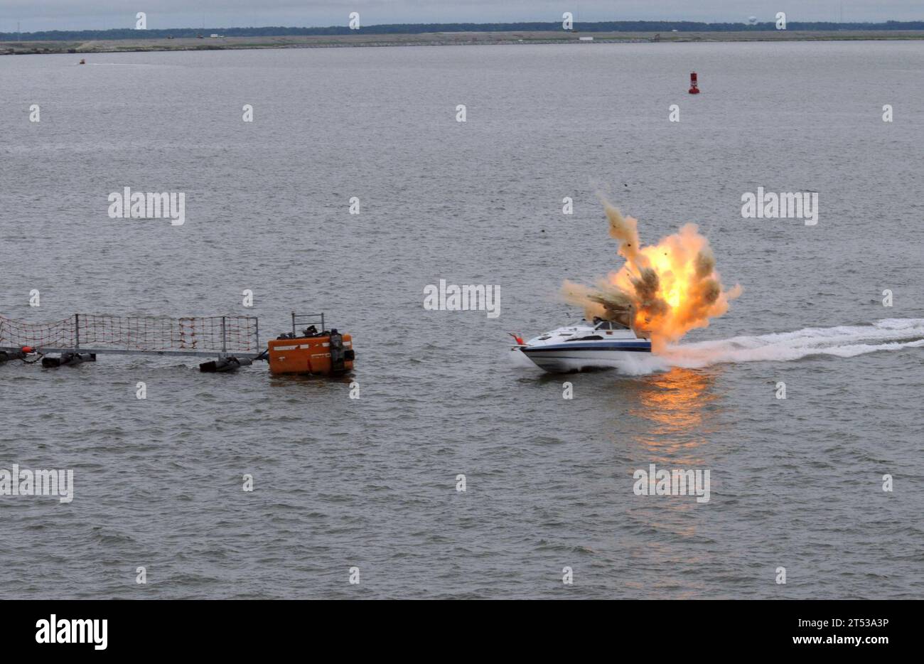 1005188069G-163 NORFOLK (18 mai 2010) des explosifs à bord d'un petit bateau explosent pour transmettre la réalité d'une attaque terroriste de petit bateau pendant Citadel Protect 2010. Citadel Protect est une série d'exercices de formation visant à évaluer la capacité de la Marine à protéger les biens aquatiques contre les menaces dans les ports de la Marine. Citadel Protect est un événement coordonné entre les forces de la flotte américaine et le commandant du Commandement des installations navales. Banque D'Images