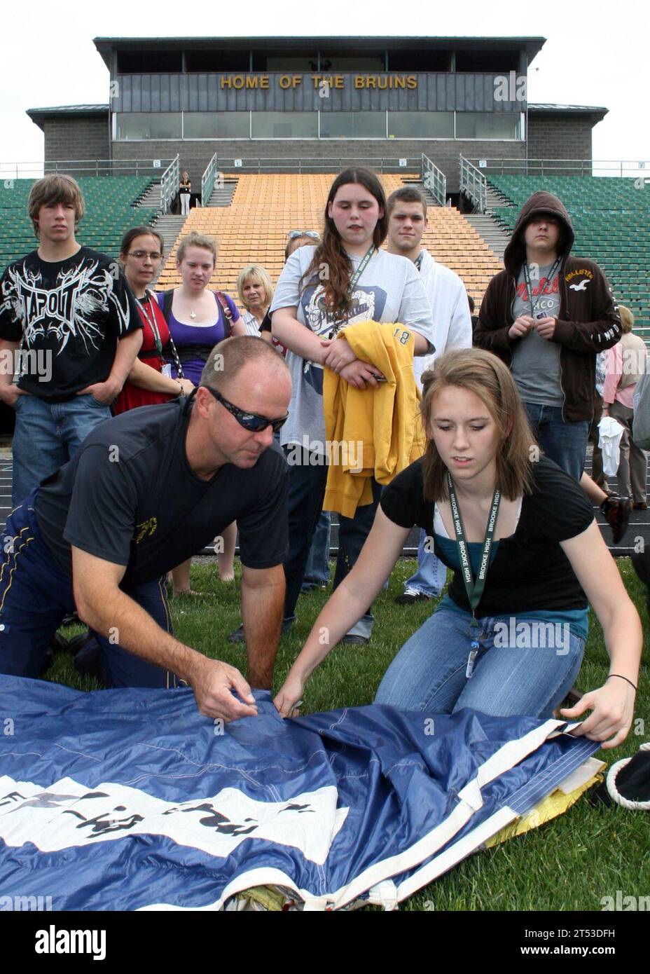 Brooke High School, exposition, Leap Frogs, Navy SEAL, parachute, parachute Rigger, Special Warfare Combattant-Craft Crewman, SWCC, U.S. Navy parachute Team, w.va., Wellsburg Banque D'Images