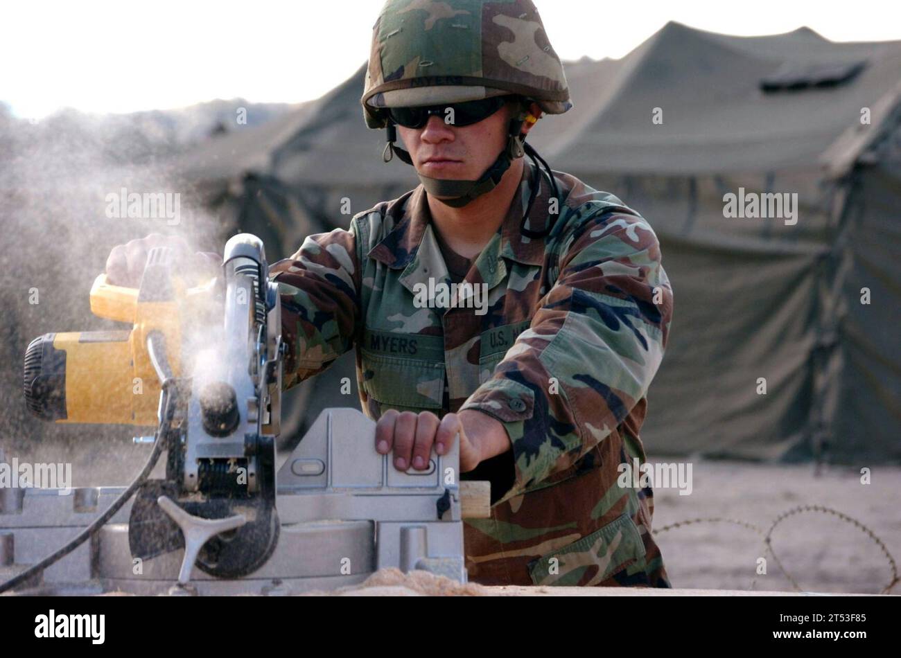 Californie, Cuts, FORT HUNTER LIGGETT, Naval Mobile Construction Battalion (NMCB) 3, contreplaqué, Seabee, tente arrière solide Banque D'Images