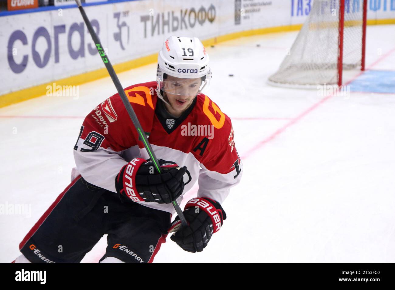 Saint-Pétersbourg, Russie. 02 novembre 2023. Vladimir Tkachev (19), joueur du club de hockey d'Avangard, vu en action lors de la Ligue de hockey Kontinental, saison régulière KHL 2023 - 2024 entre SKA Saint Petersburg et Avangard Omsk au Palais des sports de glace. (Score final ; SKA Saint Petersburg 3:5 Avangard Omsk) (photo Maksim Konstantinov/SOPA Images/Sipa USA) crédit : SIPA US/Alamy Live News Banque D'Images