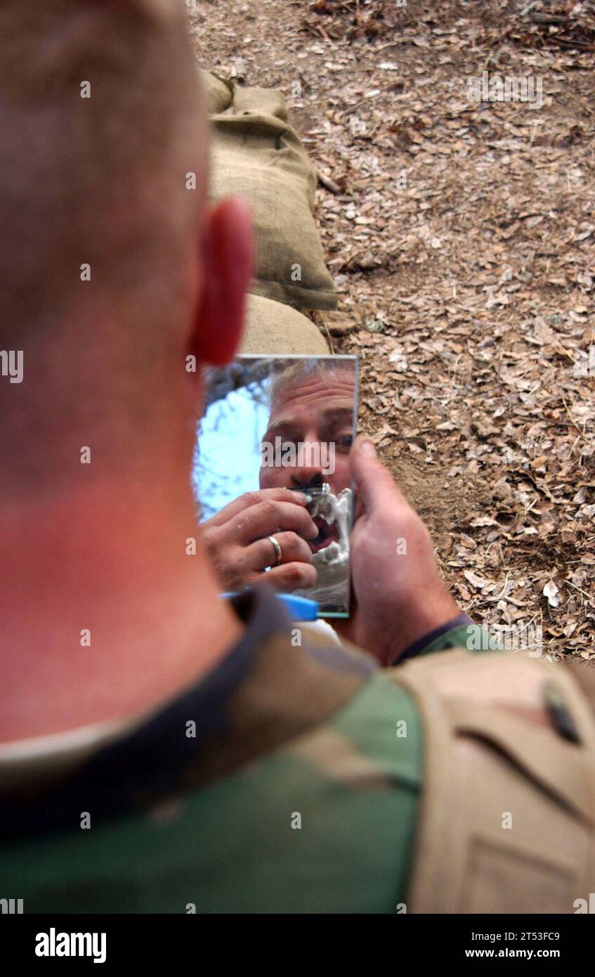 Californie, FORT HUNTER LIGGETT, fosse d'hygiène, miroir, Naval Mobile Construction Battalion (NMCB) 3, Seabee, Shave Banque D'Images