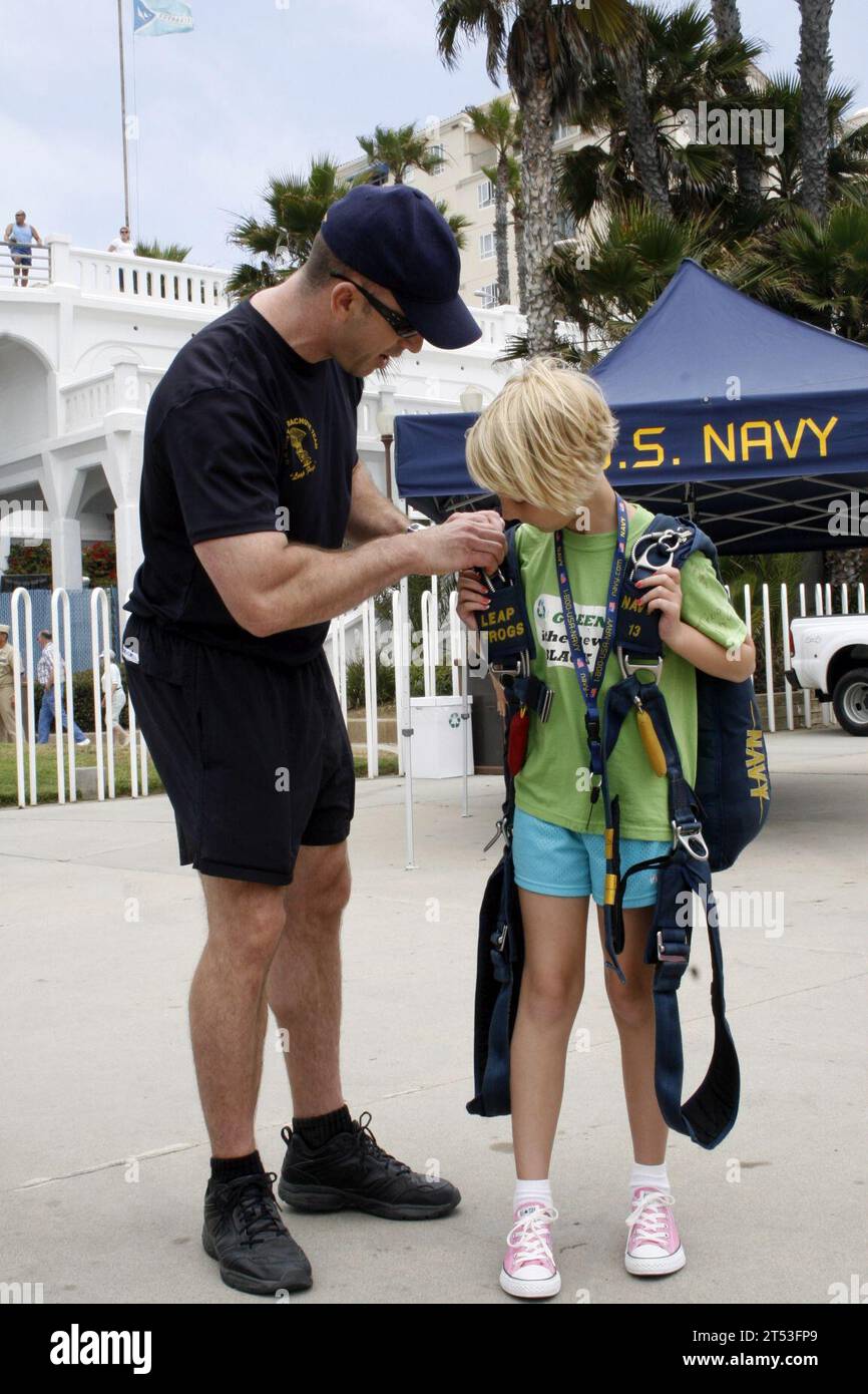 Californie, affichage, Goggins, Leap Frogs, Navy SEAL, oceanside, parachute, parachute Rigger, Race Across America Marathon, Special Warfare Combattant-Craft Crewman, SWCC, U.S. Navy parachute Team Banque D'Images Californie, affichage, Goggins, Leap Frogs, Navy SEAL, oceanside, parachute, parachute Rigger, Race Across America Marathon, Special Warfare Combattant-Craft Crewman, SWCC, U.S. Navy parachute Team Banque D'Images