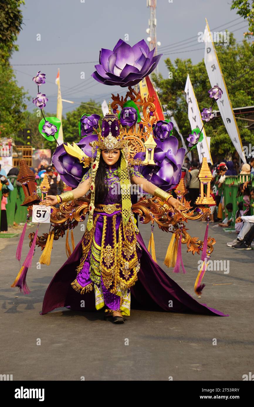 Le participant Biro Fashion Carnival avec costume de lotus violet Banque D'Images