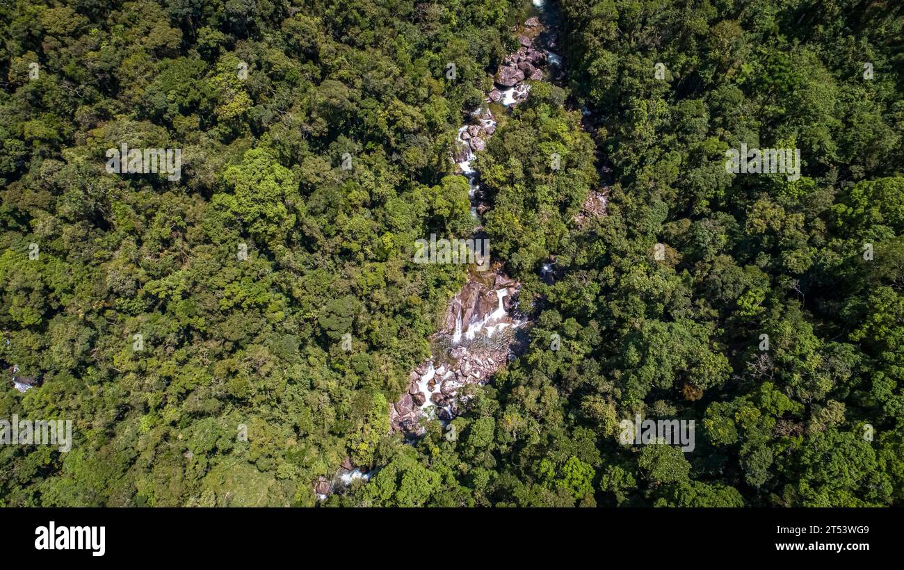 Vue aérienne d'une cascade dans la Serra de mantiqueira (montagnes de Mantiquiera), Itatiaia, Rio de Janeiro, Brésil Banque D'Images