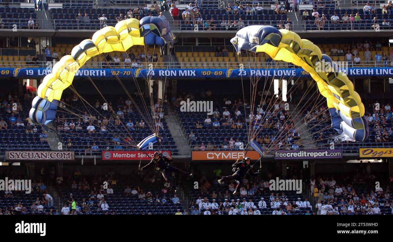 Chargeurs, Leap Frogs, LeapFrogs, Military Appreciation Day, Navy parachute Team, navy SEAL Leap grenouilles, Navy SEAL san diego, san Diego Chargers, san diego football, US Navy Banque D'Images Chargeurs, Leap Frogs, LeapFrogs, Military Appreciation Day, Navy parachute Team, navy SEAL Leap grenouilles, Navy SEAL san diego, san Diego Chargers, san diego football, US Navy Banque D'Images