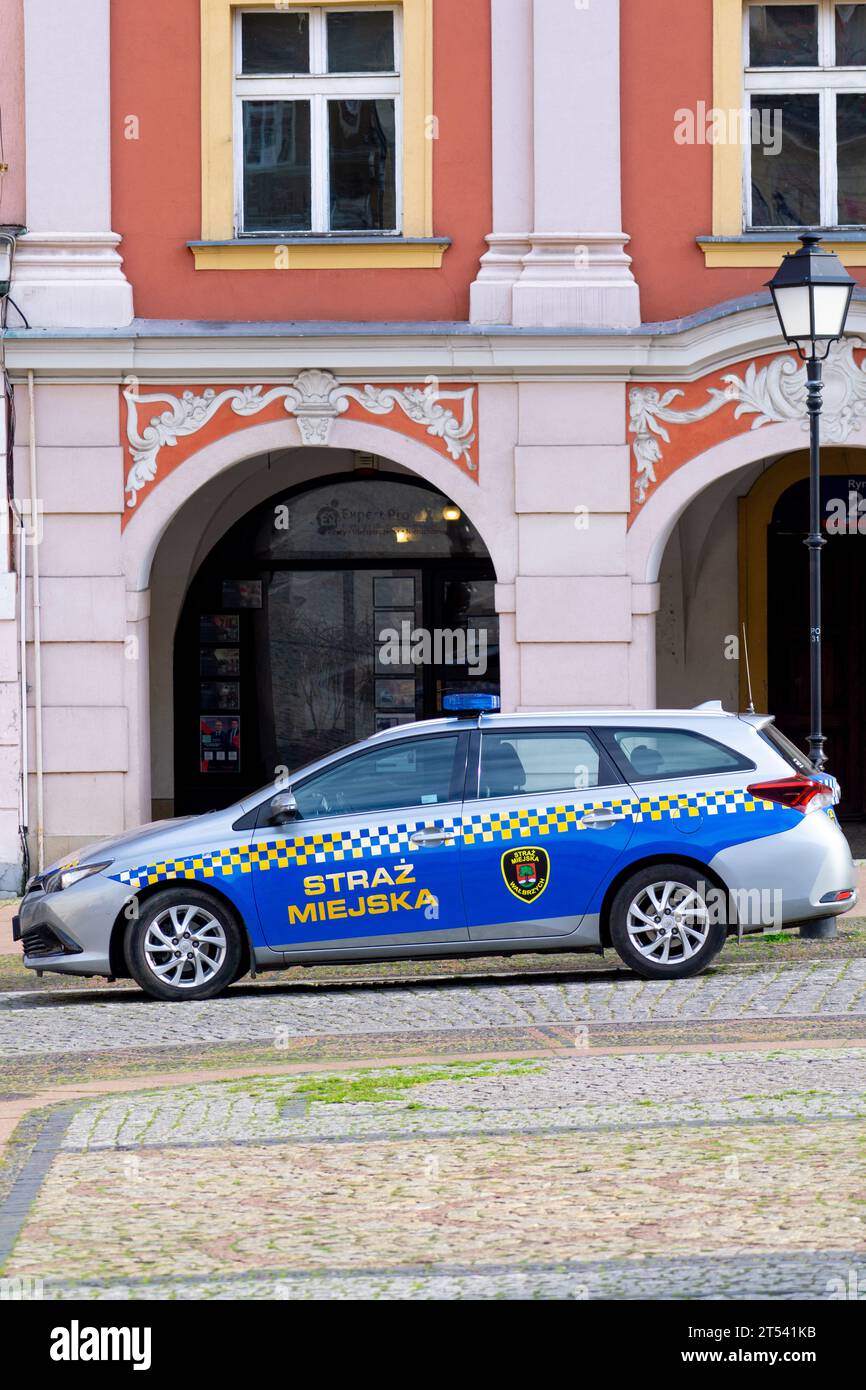Walbrzych, Polska - 11.02.2023 : voiture de police municipale sur une place principale à Wałbrzych Banque D'Images