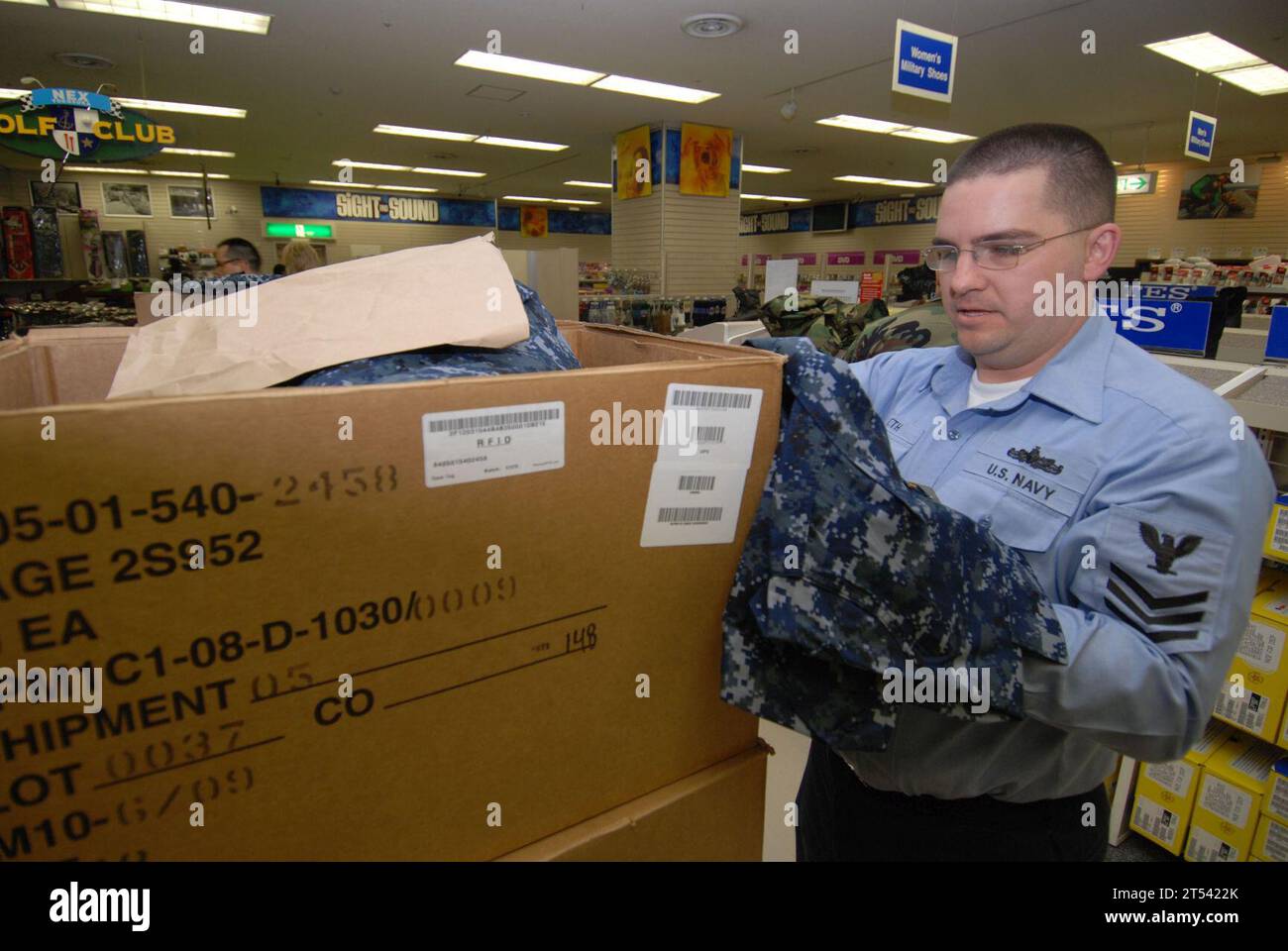 CNFJ, Fleet Activities Yokosuka, Navy, Navy Exchange uniforme, Navy Working uniforme, NWU, Sailor, U.S. Navy , Yokosuka Banque D'Images