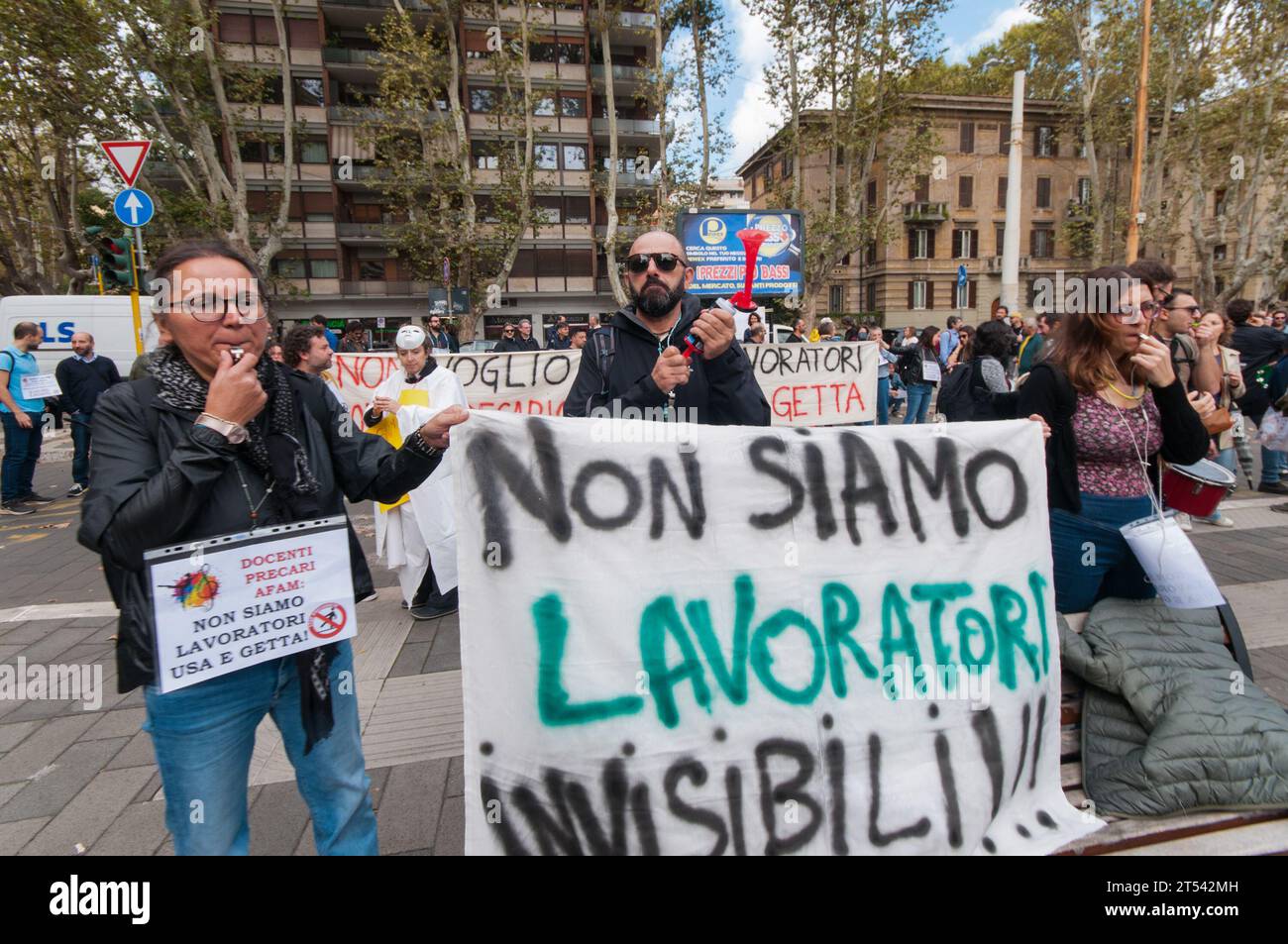 Rome, . 31 octobre 2023. ROME, ITALIE - manifestation du 31 OCTOBRE des enseignants temporaires de l'Afam, l'enseignement supérieur artistique et musical, qui manifestent devant le siège du MIUR en raison de l'expiration de leur contrat et du risque de perdre leur emploi. PS : la photo peut être utilisée en respectant le contexte dans lequel elle a été prise, et sans intention de diffamer le décorum des personnes représentées. Crédit : Agence photo indépendante/Alamy Live News Banque D'Images