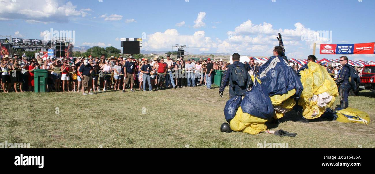 Colorado, Country Jam 2009, musique country, écran, Grand Junction, Leap Frogs, Navy SEAL, parachute, parachute Rigger, Special Warfare Combattant-Craft Crewman, SWCC, U.S. Navy parachute Team Banque D'Images Colorado, Country Jam 2009, musique country, écran, Grand Junction, Leap Frogs, Navy SEAL, parachute, parachute Rigger, Special Warfare Combattant-Craft Crewman, SWCC, U.S. Navy parachute Team Banque D'Images