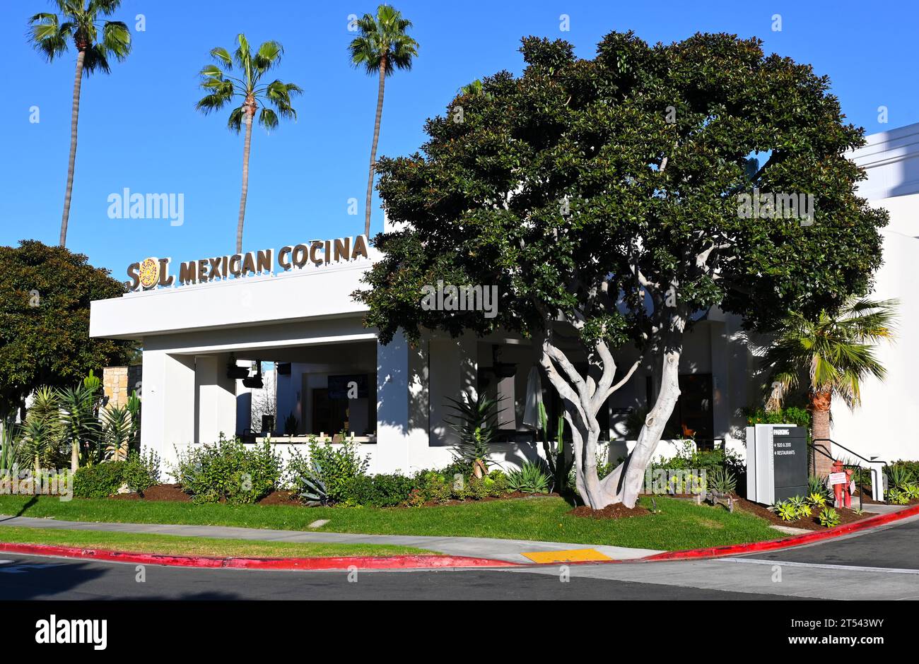 IRVINE, CALIFORNIE - 1 NOVEMBRE 2023 : SOL Mexican Cucina sur main Street, propose une cuisine simple et fraîche de style Baja et une cuisine mexicaine authentique. Banque D'Images