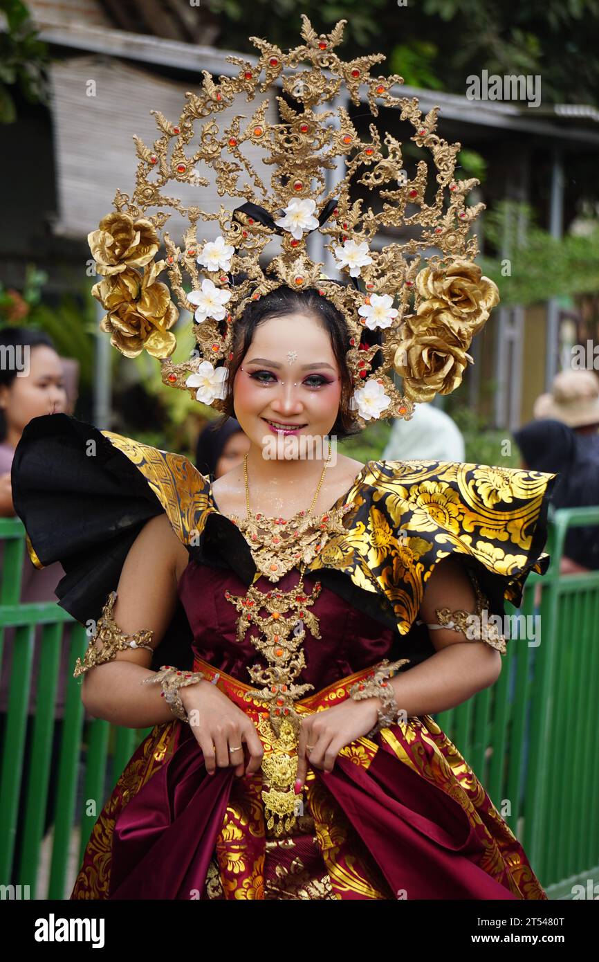 Beau participant Biro Fashion Carnival avec un costume exotique. Banque D'Images