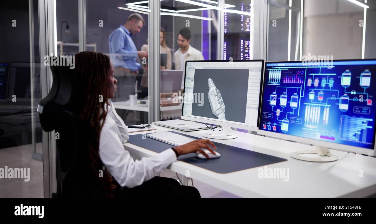 Ingénieur effectuant la conception de modèle CAO 3D sur ordinateur dans Office Banque D'Images