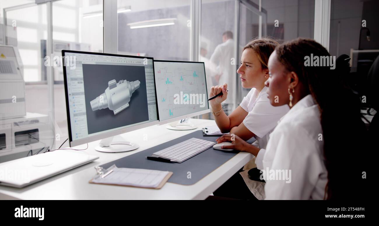 Ingénieur effectuant la conception de modèle CAO 3D sur ordinateur à l'usine Banque D'Images