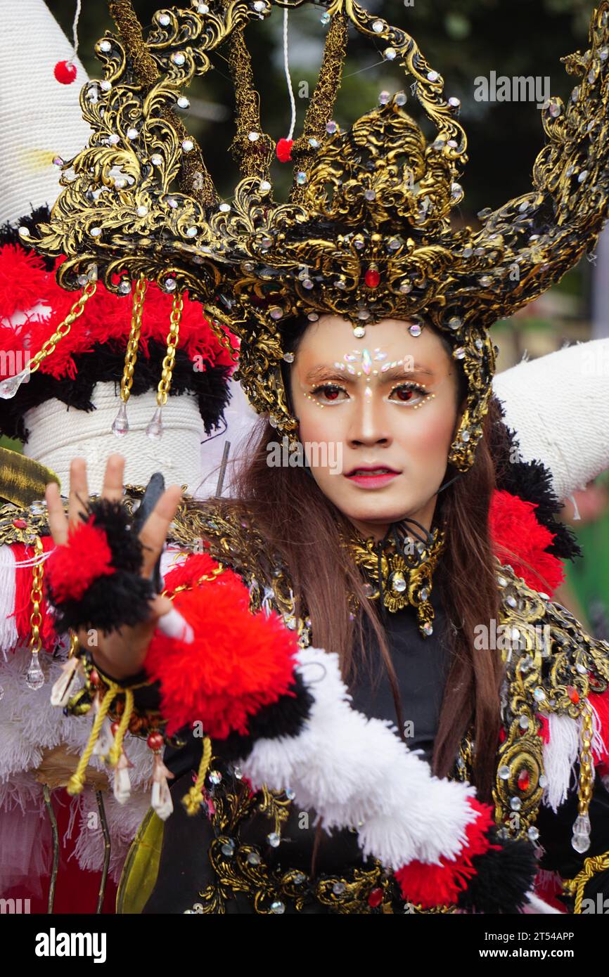 Le participant Biro Fashion Carnival avec un costume de fouet de cheval Banque D'Images