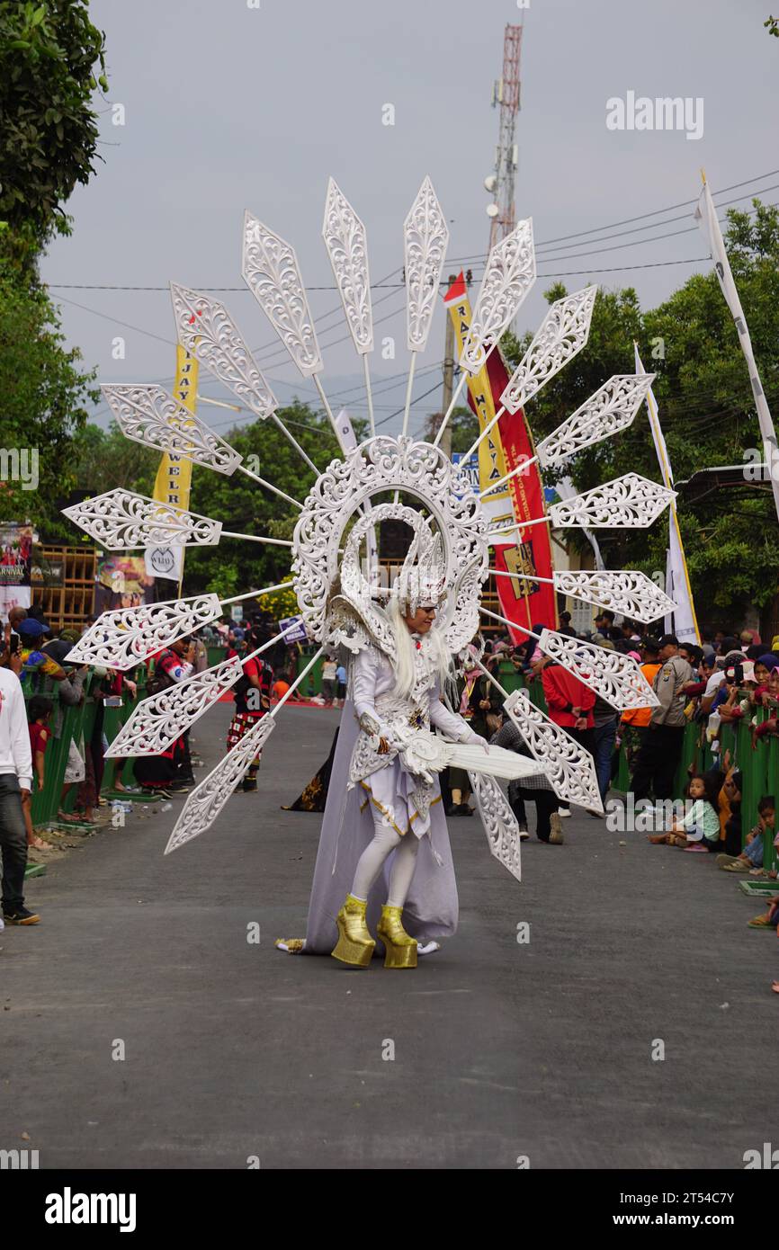 Le participant Biro Fashion Carnival avec costume blanc Banque D'Images