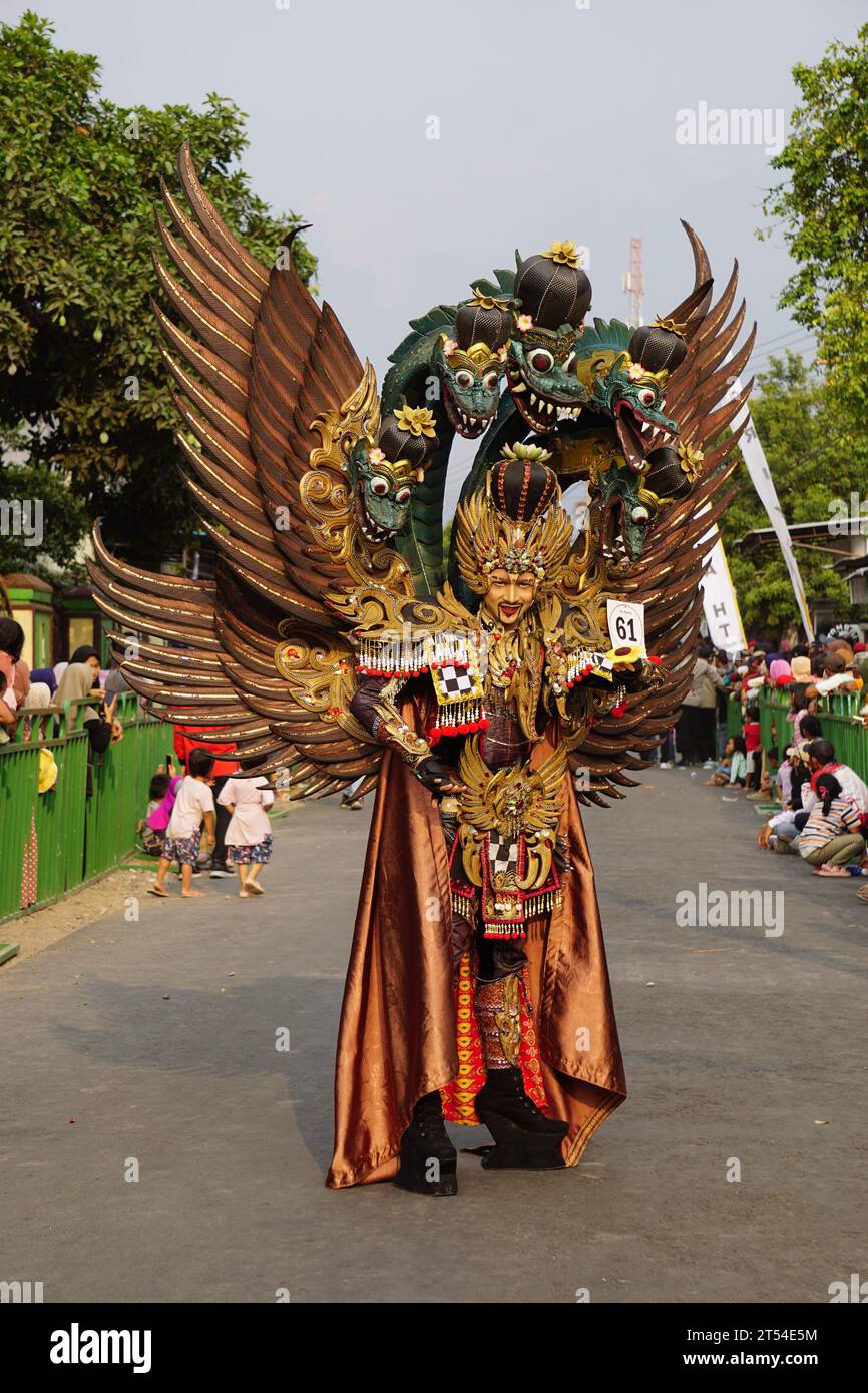 Le participant Biro Fashion Carnival avec costume de dragon Banque D'Images