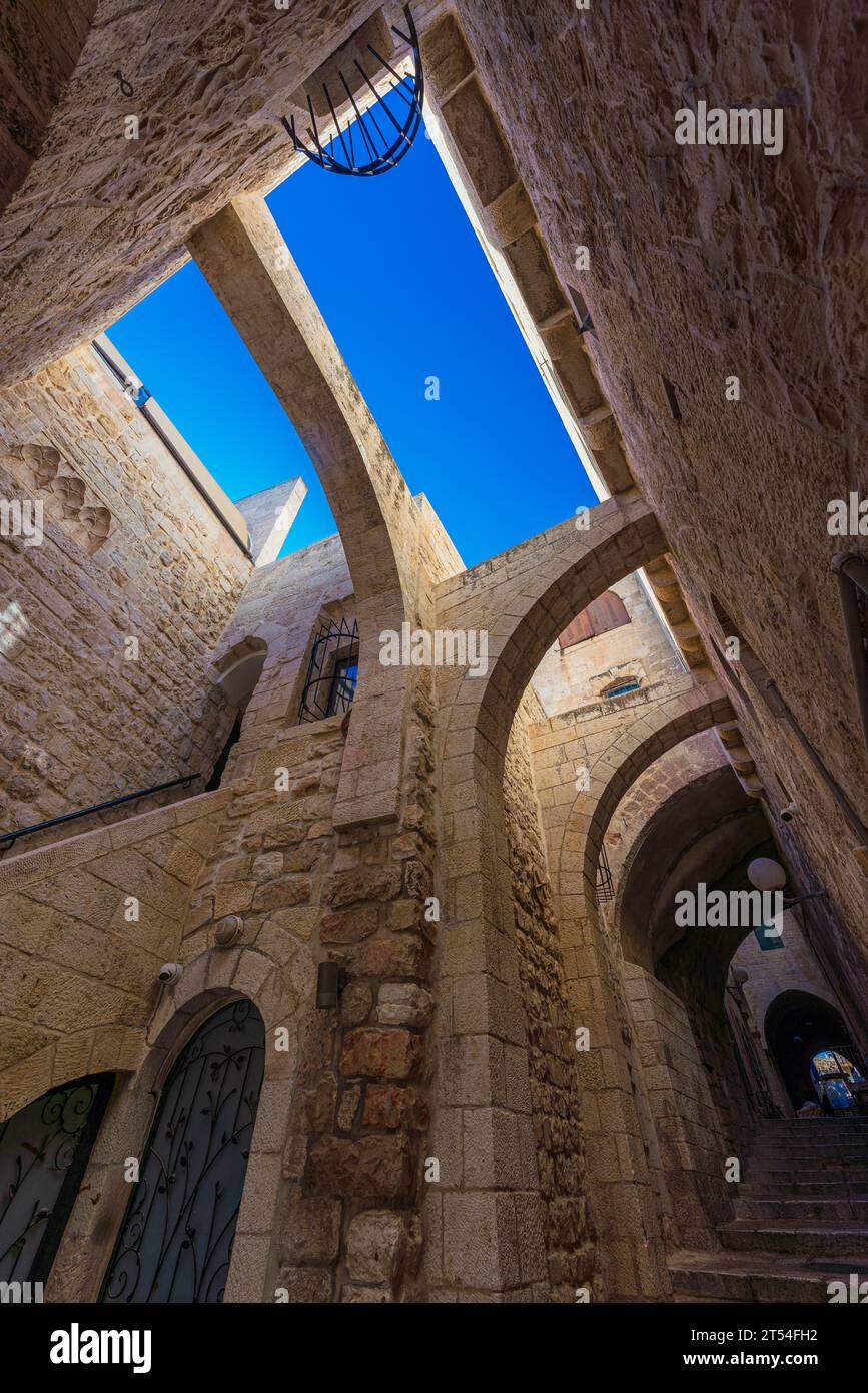 Ruelle pittoresque avec des arches dans le quartier juif de la vieille ville de Jérusalem Banque D'Images