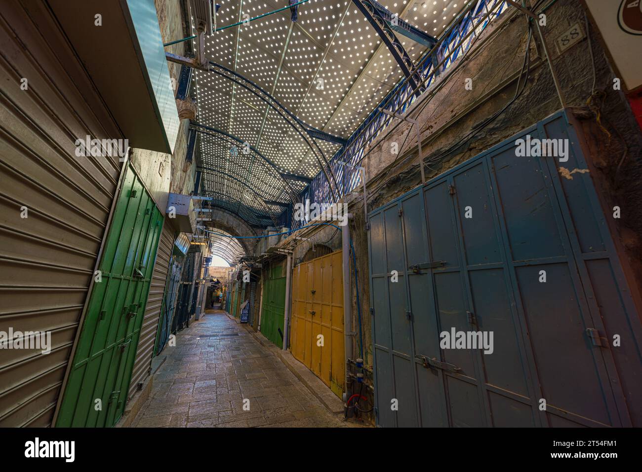 Jérusalem, Israël. 22 septembre 2023. Vue d'un souk dans le quartier chrétien de Jérusalem, où chaque magasin est fermé. Banque D'Images