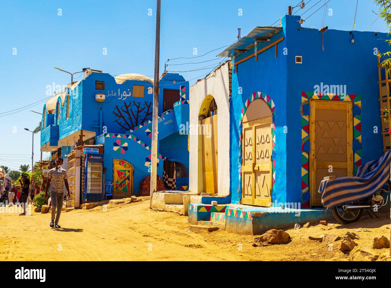Maisons aux couleurs vives dans un célèbre village nubien. Assouan, Égypte – 17 octobre 2023 Banque D'Images