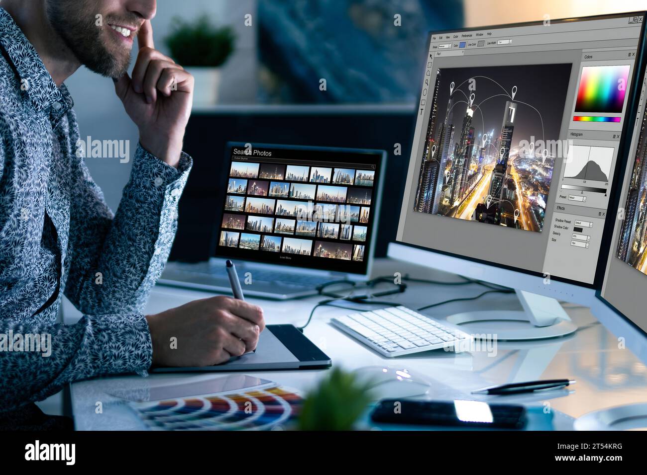 Graphiste au travail : Web Design, ordinateur illumine la nuit Banque D'Images