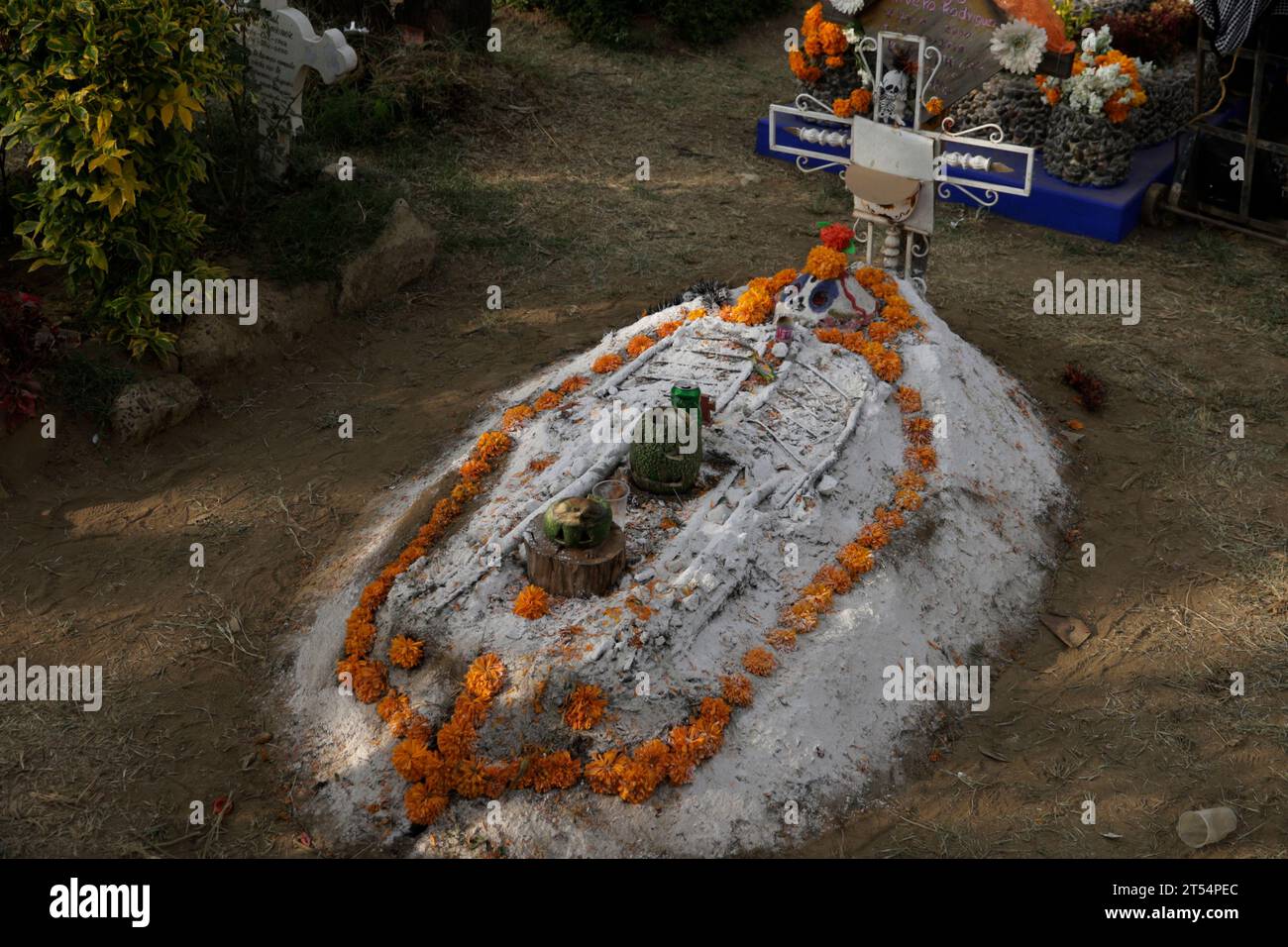 Mexico, Mexique. 2 novembre 2023. Les tombes des enfants et des adultes sont décorées avec des arrangements et des cadeaux le jour de la fête des morts au Panthéon de San Antonio Tecomitl dans le bureau du maire de Milpa Alta à Mexico. Le 2 novembre 2023 à Mexico, Mexique (crédit image : © Luis Barron/eyepix via ZUMA Press Wire) USAGE ÉDITORIAL SEULEMENT! Non destiné à UN USAGE commercial ! Banque D'Images