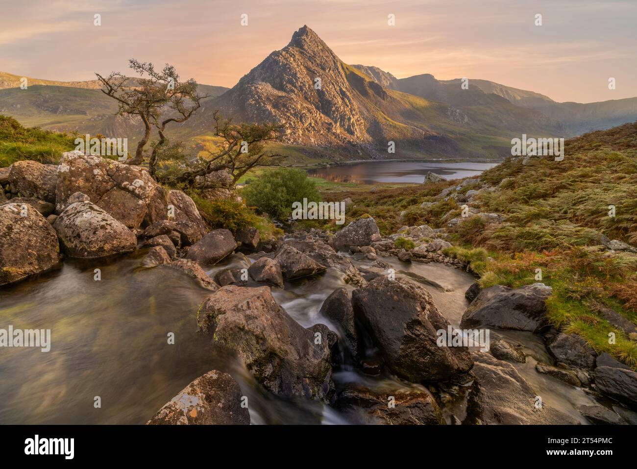 L'Afon Lloer est une rivière de Snowdonia, au nord du pays de Galles, qui coule vers la montagne Tryfan. Banque D'Images