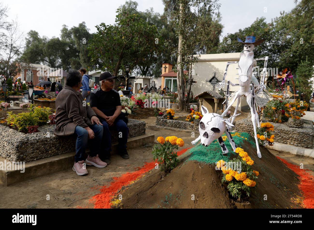 Mexico, Mexique. 02 novembre 2023. 2 novembre 2023, Mexico, Mexique : des parents décorent les tombes de leurs proches avec des sculptures de boue pendant le festival du jour des morts au Panthéon de San Antonio Tecomitl dans le bureau du maire de Milpa Alta à Mexico. Le 2 novembre 2023 à Mexico, Mexique (photo de Luis Barron/Eyepix Group/Sipa USA). Crédit : SIPA USA/Alamy Live News Banque D'Images