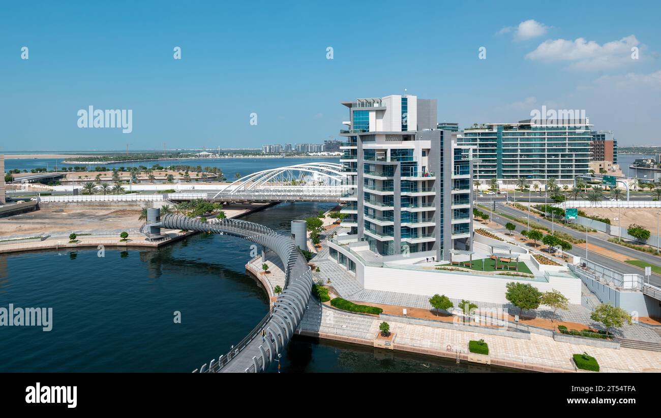 Vue à angle élevé au bord de l'eau de la plage Al Raha à Abu Dhabi, Émirats arabes Unis représentant une zone résidentielle et commerciale moderne et pratique Banque D'Images