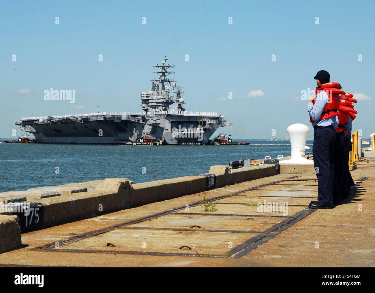 Eisenhower Carrier Strike Group (IKE CSG), famille, amis, Homecoming, porte-avions de classe Nimitz USS Dwight D. Eisenhower (CVN 69), Norfolk, People, Sailor, va Banque D'Images