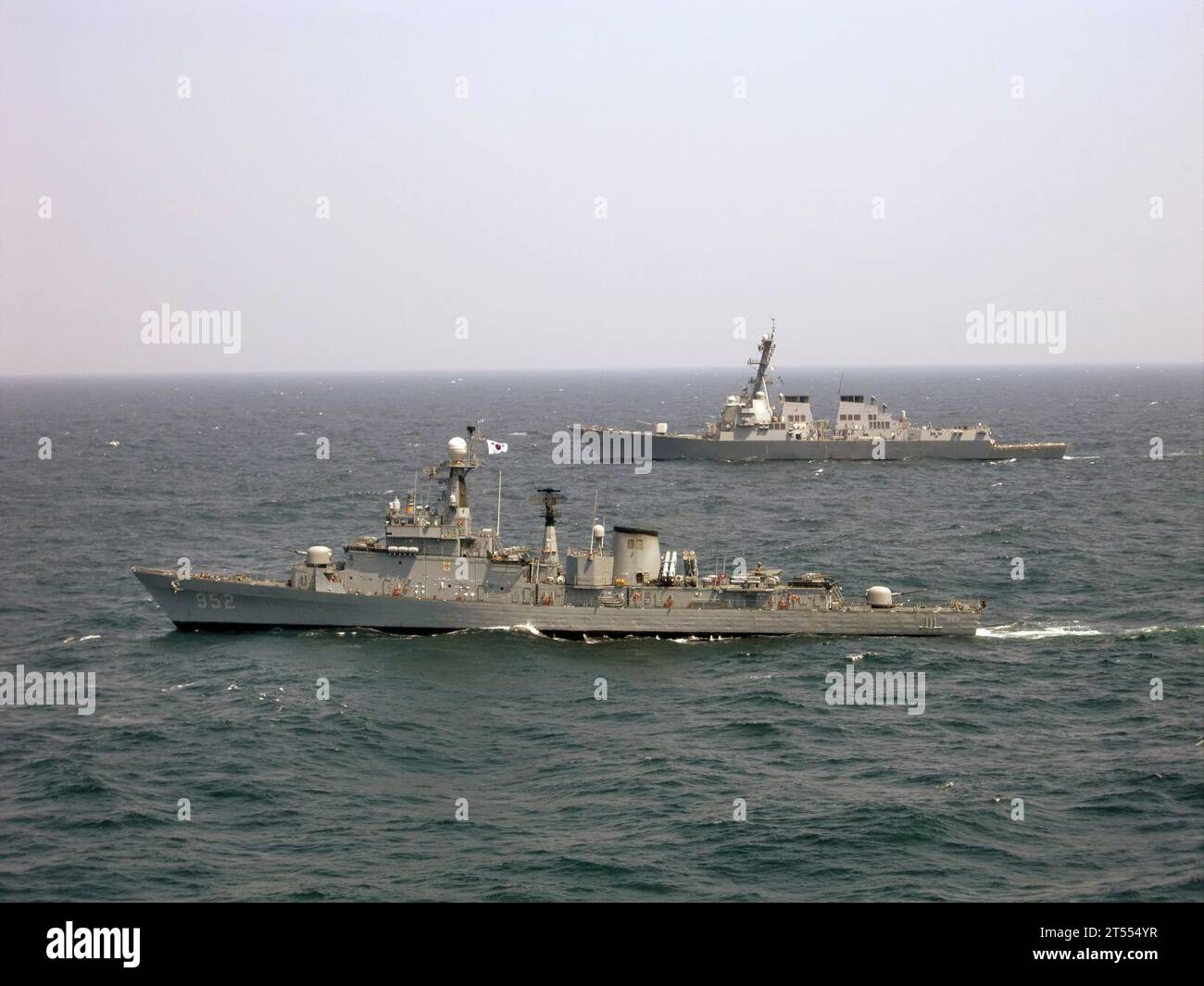 Armée étrangère, frégate, destructeur de missiles guidés, marine, République de Corée, ROKS Seoul (FF 952), navires, US Navy, Ulsan-class, USS McCampbell (DDG 85) Banque D'Images