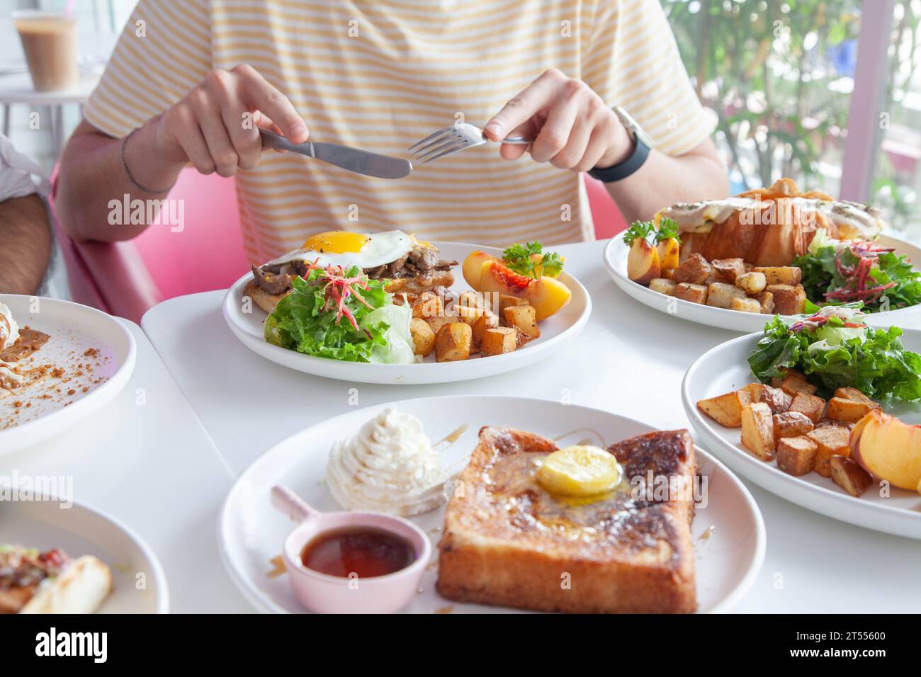Petit déjeuner brunch Lifestyle nourriture avec les mains dans un café café-restaurant. Banque D'Images