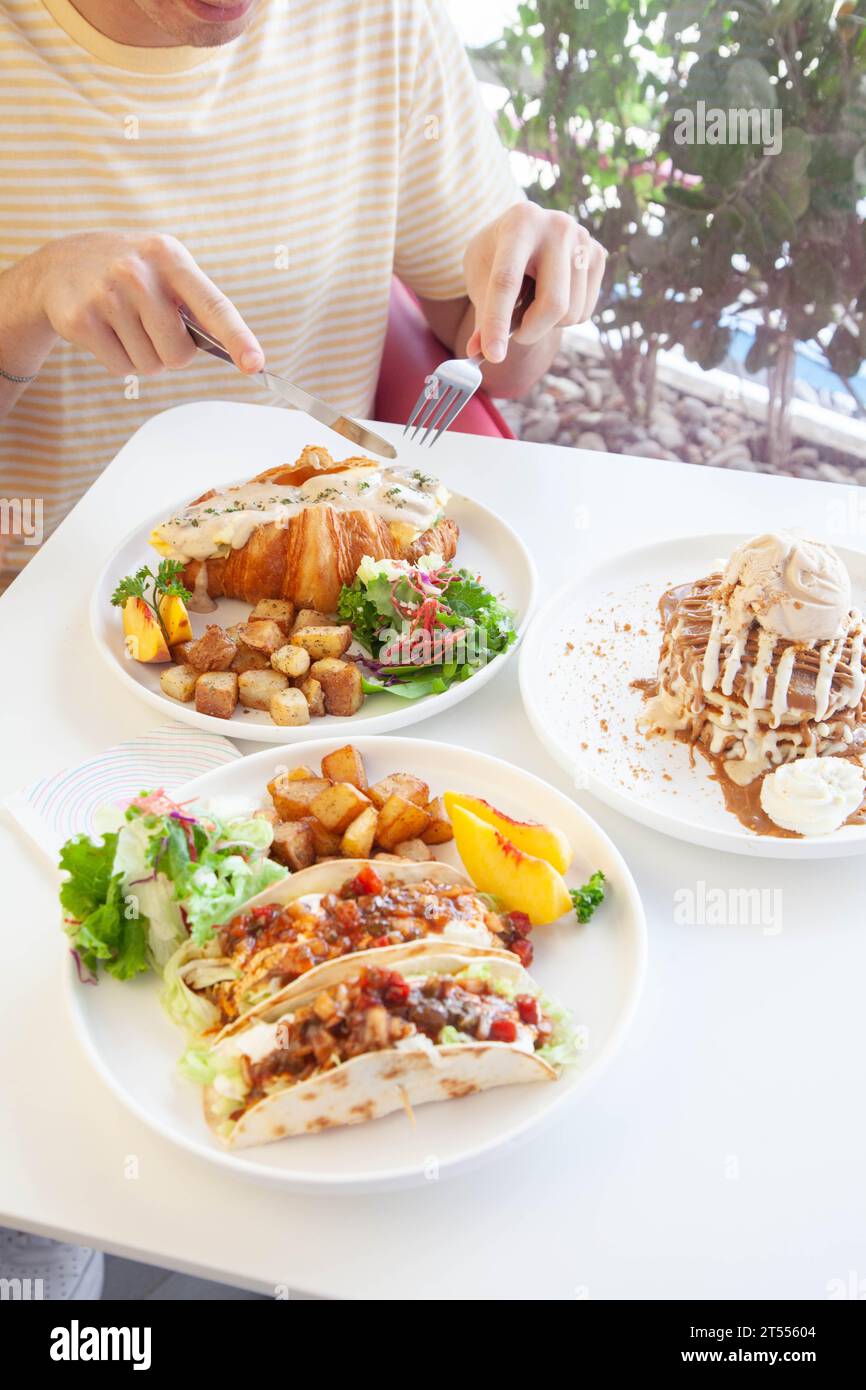 Petit déjeuner brunch Lifestyle nourriture avec les mains dans un café café-restaurant. Banque D'Images
