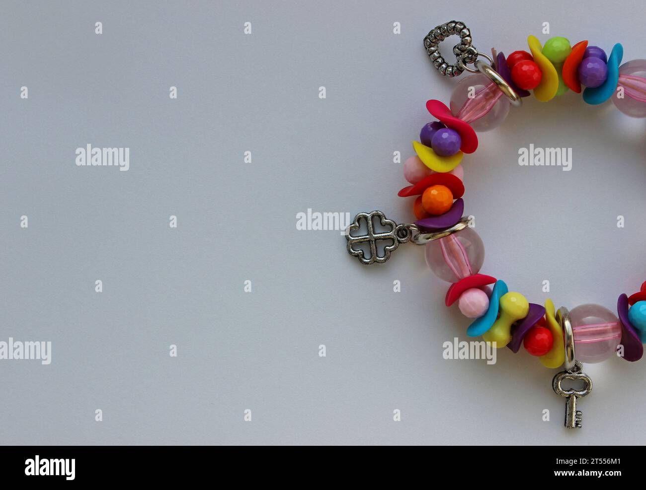 Concept pour carte postale de papier peint avec des perles colorées et Bracelet en argent Charms dans Un côté de l'image Banque D'Images