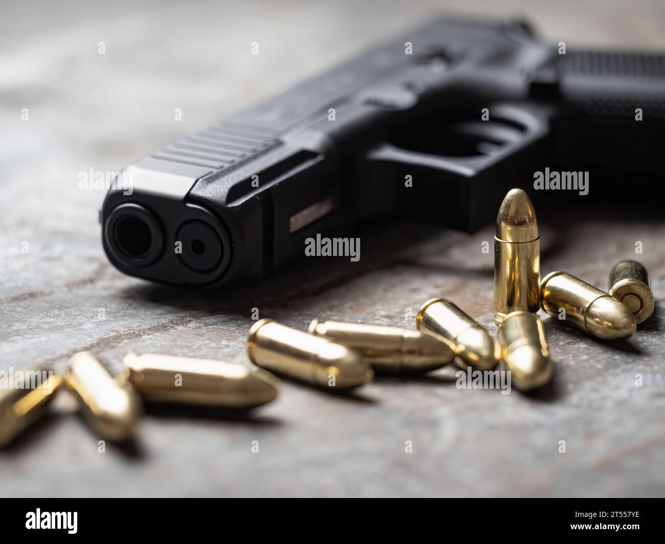 Pistolet à main avec munitions sur fond sombre. arme militaire pistolet 9 mm et tas de balles munitions à la table métallique. Banque D'Images