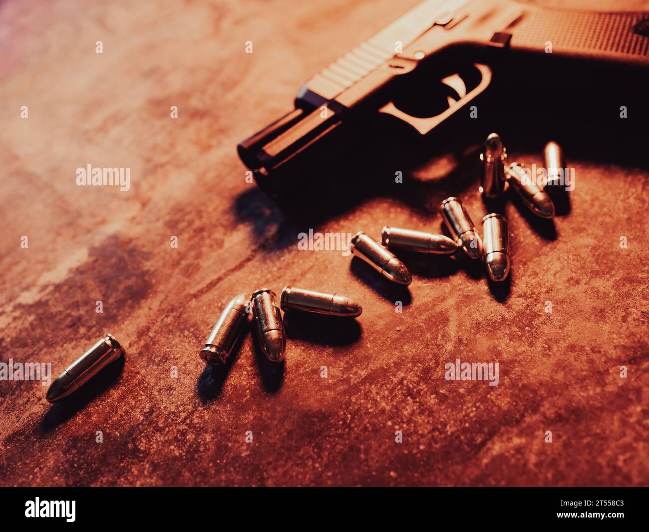 Pistolet à main avec munitions sur fond sombre. arme militaire pistolet 9 mm et tas de balles munitions à la table métallique. Banque D'Images